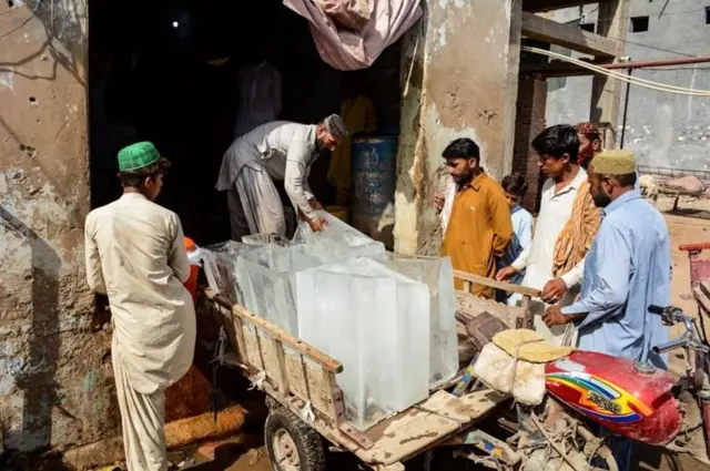 લૂ અને આકરી ગરમીના કારણે જેકોબાબાદ શહેરમાં શરબત અને બરફનો વ્યવસાય વધી ગયો છે