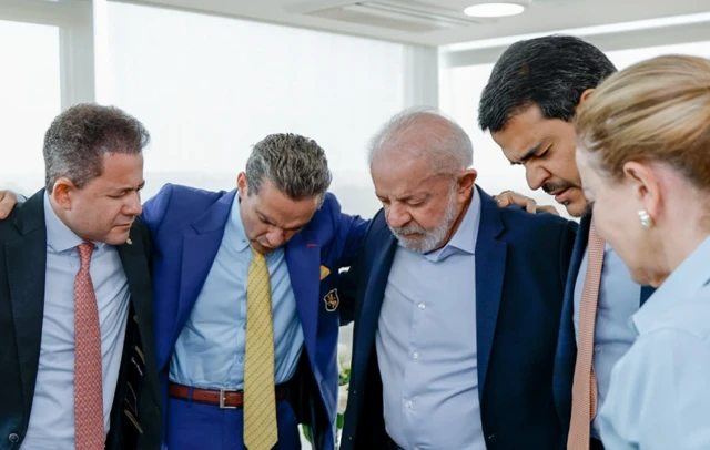 Presidente Lula posa ao lado de lideranças evangélicas e do AGU Jorge Messias, no Palácio do Planalto; grupo usa terno e grava