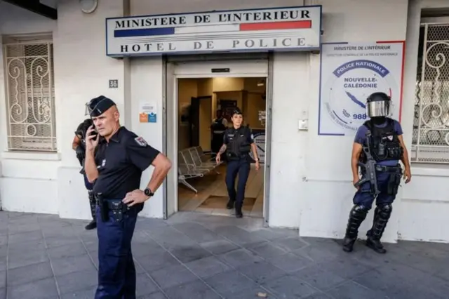 Gendarmes à l'entrée d'un commissariat de police à Nouméa.