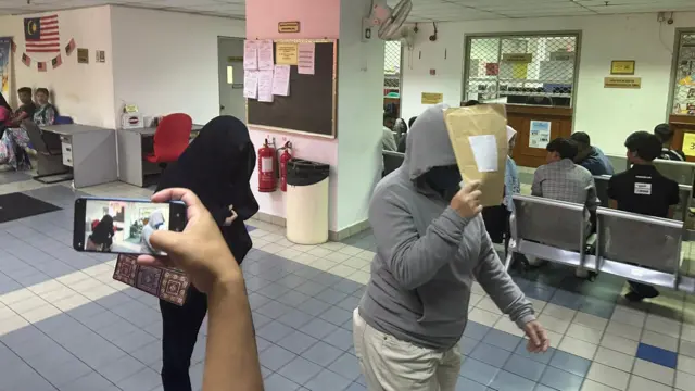 Dua terdakwa, Ong Su Ping Serene dan Sang Yoke Leng, hadir di persidangan Mahkamah Sesyen Ampang, Malaysia, Selasa (30/07). 