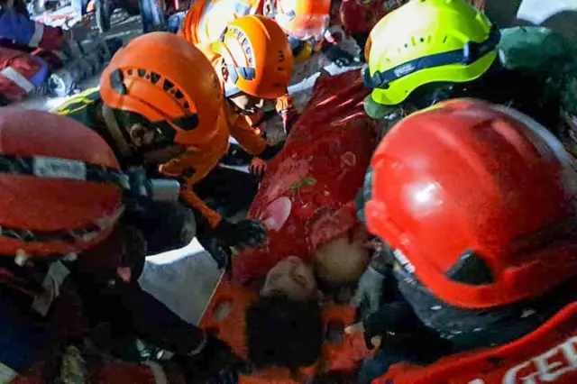 Tim SAR Gabungan berhasil mengevakuasi korban selamat dari reruntuhan Ponpes Al Khoziny pada 1 Oktober 2025.