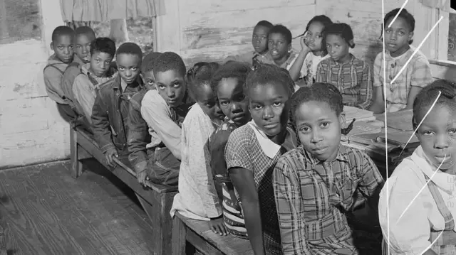 Os Clark demonstraramsport fortalezaseus estudos como a segregação gerava danos psicológicos, emocionais e intelectuaissport fortalezacrianças negras. Na foto, escola segregada no Estado da Geórgiasport fortaleza1941