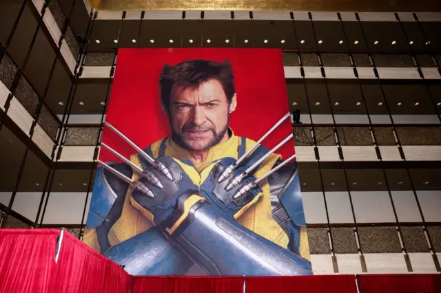 Um banner com a imagem de Hugh Jackman como Wolverine está pendurado no Teatro David H. Koch durante a estreia de 'Deadpool e Wolverine' na cidade de Nova York, nos Estados Unidos, em 22 de julho de 2024.