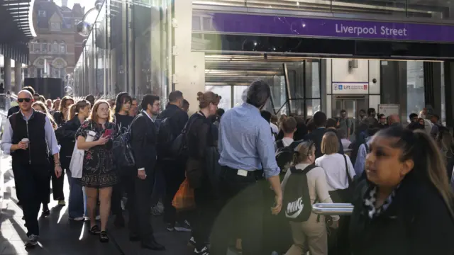 Много людей около одного из лондонских вокзалов. На входе надпись - Liverpool Street