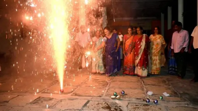 वडालूरमध्ये फटाके फोडून आनंद साजरा करताना महिला
