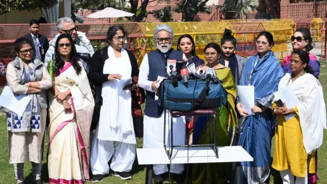 তৃণমূল কংগ্রেসের সংসদ সদস্য সুদীপ ব্যানার্জীর সঙ্গে ওই দলের নারী এমপিরা