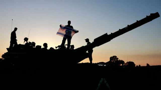 جنود على دبابة.