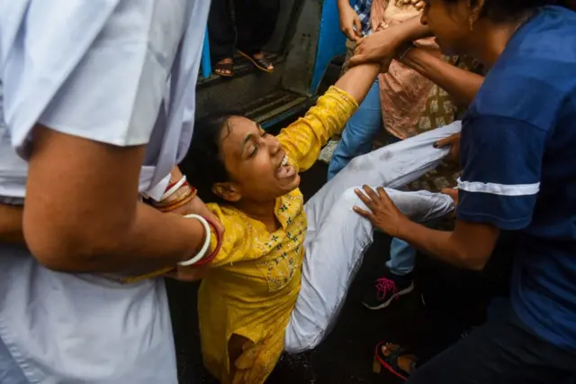 এসইউসিআই দলের ডাকা বনধে এক কর্মীকে গ্রেফতার করছে পুলিশ