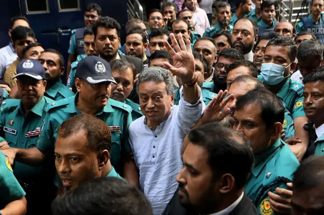 আমীর খসরু মাহমুদ চৌধুরীকে গ্রেফতার করে নিয়ে যাওয়া হচ্ছে