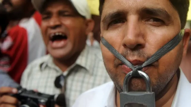 اس بل کے مطابق جو شخص آن لائن ’فیک نیوز‘ پھیلانے میں ملوث پایا گیا اسے تین سال قید یا 20 لاکھ تک جرمانے یا دونوں سزائیں دی جا سکیں گی۔ 