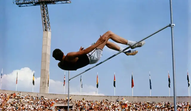 Le style de saut de Dick Fosbury, surnommé le "saut Fosbury", qui consiste à sauter par-dessus la barre la tête la première et en arrière, a révolutionné la manière de sauter.