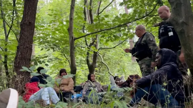 پلیس فرانسه از مهاجران می‌پرسد که آیا نوزادی در گروهشان هست یا نه