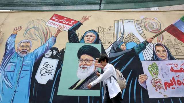 امرأة تمشي بجوار جدارية مناهضة للولايات المتحدة في أحد شوارع طهران، إيران، 20 يوليو تموز 2026.