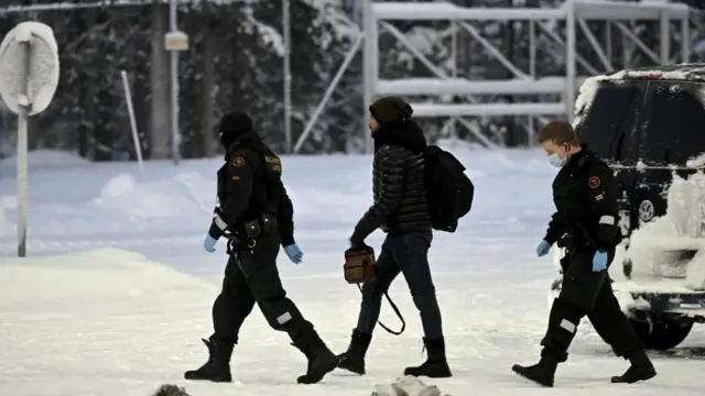 रुससँगको सीमामा फिनल्यान्डका सुरक्षाकर्मी