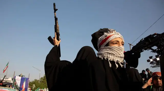 तेहरान में 17 अप्रैल को सरकार समर्थक रैली में एक महिला