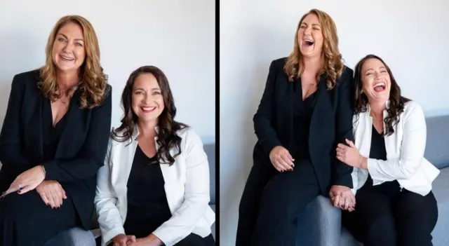 زميلتان تبتسمان وتضحكان، وتبدوان مسترخيتين