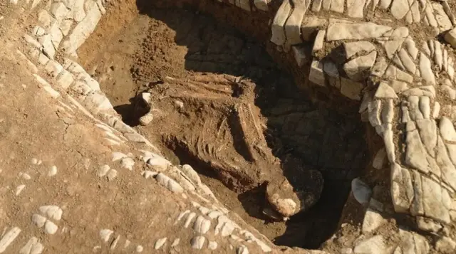 ڈھانچے نمایاں طور پر محفوظ ہیں