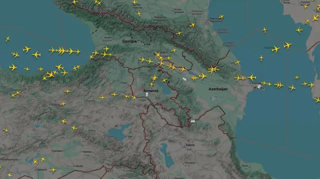 Пізно в п'ятницю дані Flightradar24 показують, що літаки використовують повітряний простір північного Азербайджану, але не пролітають над півднем країни.