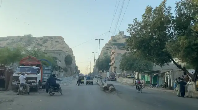  پروین آصف کا بچپن کراچی کے علاقے نارتھ ناظم آباد کی کٹی پہاڑی پر بنی ایک کچی آبادی میں گزرا ہے