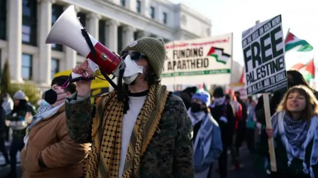 مجموعات مؤيدة للفلسطينيين تنظم احتجاجاً في واشنطن العاصمة ويحملون يافطات "رفض تمويل الإبادة الجماعية، والحرية لفلسطين"