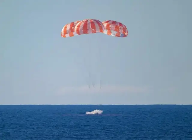 Di moment di Orion spacecraft splash enta Pacific Ocean