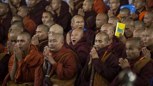 म्यांमार की आबादी में सिर्फ़ 8% मुस्लिम हैं.