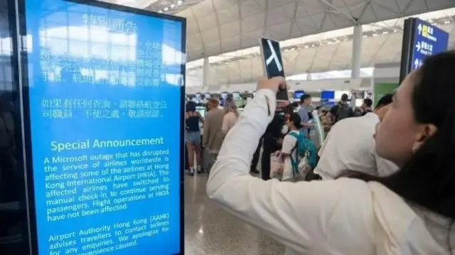 શુક્રવારે વૈશ્વિક આઈટી આઉટેજને કારણે હોંગકોંગમાં કેટલીક વિમાન સેવાઓ ખોરવાઈ હતી