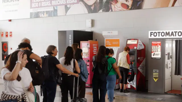 Madrid'deki para çekme makinesinin önünde uzun kuyruklar oluştu.