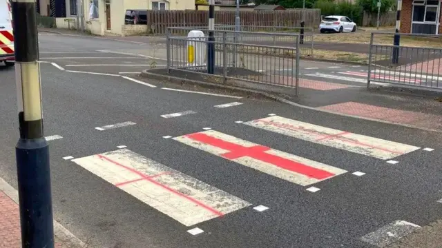 Кресты св. Георгия на зебре в Таунтоне на западе Англии