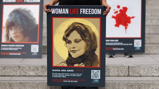 
महसा अमिनीच्या या कुर्दिश महिलेच्या मृत्यूच्या वर्षपूर्तीनिमित्त लंडनमध्ये चित्र घेतलेले आंदोलक 