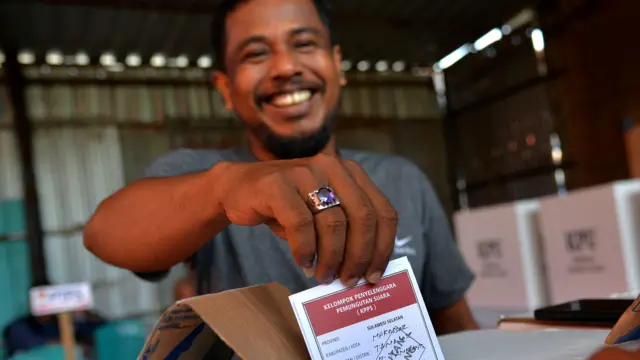 Seorang pria memasukkan surat suara ke dalam kotak suara di TPS 15 Parang Tambung, Kecamatan Tamalate, Makassar, Sulawesi Selatan, Rabu (3/12/2024). Pemungutan suara ulang (PSU) di TPS 15 dengan 570 daftar pemilih Tetap (DPT) tersebut dilakukan setelah ditemukan pemilih ganda pada pelaksanaan Pilkada Serentak pada 27 November lalu. .
