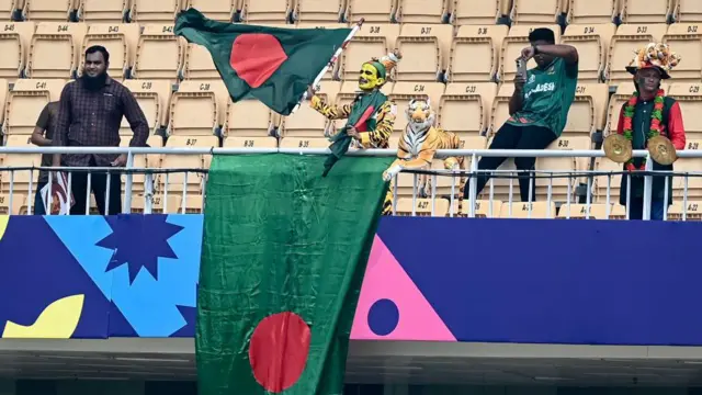 চিপকের গ্যালারিতে শুক্রবার জনাকয়েক বাংলাদেশি সমর্থক