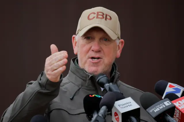 Tom Homan en una conferencia de prensa