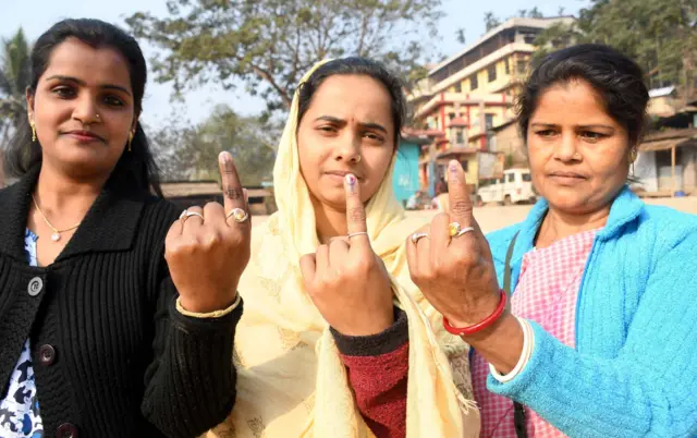 ভোট দেওয়ার পর হাতে কালির দাগ দেখাচ্ছেন মেঘালয়ের তিনজন ভোটার। ২০২৩