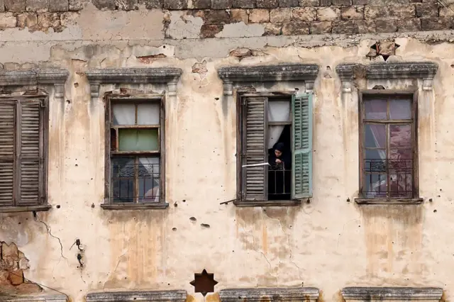 مبنى متهالك في حي باب التبانة بمدينة طرابلس شمال لبنان.