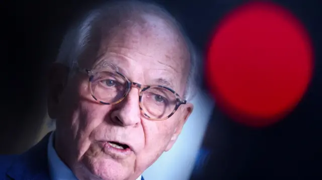 Prezes Rady Fundacji Monachijskiej Konferencji Bezpieczeństwa (MSC) Wolfgang Ischinger podczas konferencji prasowej poświęconej Raportowi Bezpieczeństwa Monachijskiego 2026