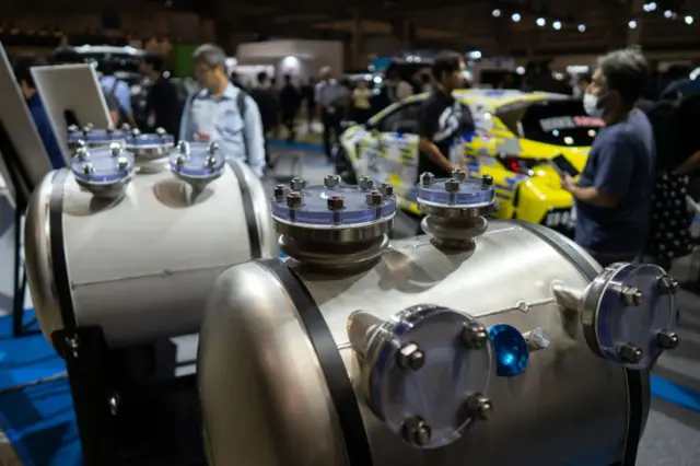 Tangki hidrogen cair dipamerkan di stan Toyota di Chiba, Jepang.