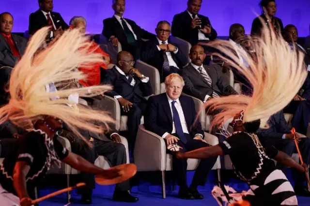 Shugabannin kungiyar kasashe renon Ingila, da suka hada da Firaiministan Birtaniya Boris Johnson, sun samu tarba ta musamman daga wurin mawaka da makada a Kigali, babban birnin  Rwanda's capital, Kigali, ranar Juma'a da maraice 