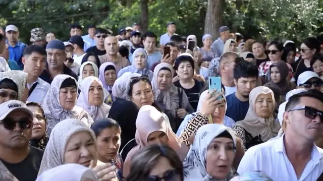 Бийлик менен соодагерлер ортосундагы бир нече жолку сүйлөшүү чыңалуу менен өтүп жатты