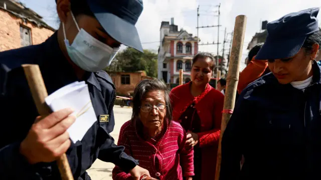 २०७९ को निर्वाचनमा मतदान गर्न जाँदै एक वृद्धा, उनला अर्की महिला र दुई म्यादी प्रहरी पनि समातेका छन् 