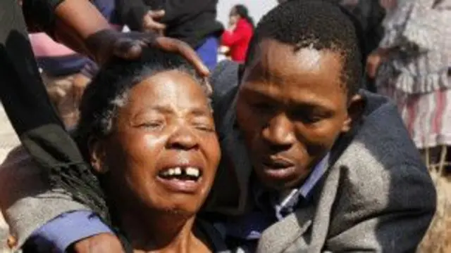 Maombolezo wakati wa mazishi ya wachimba madini waliouawa