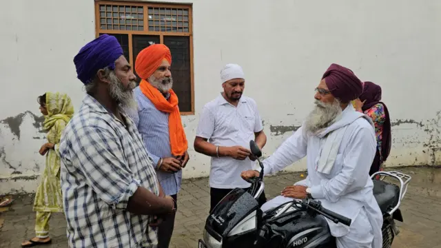 ਪਿੰਡ ਵਾਸੀ