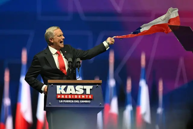 Kast agita a bandeira do Chile em um evento de campanha