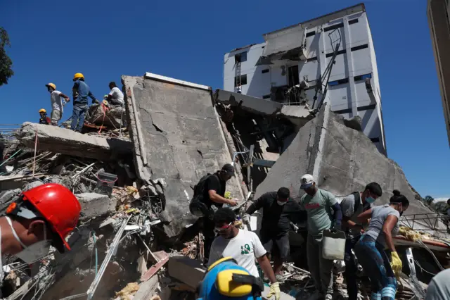 Rescatistas trabajan en un edificio derrumbado en Cali.