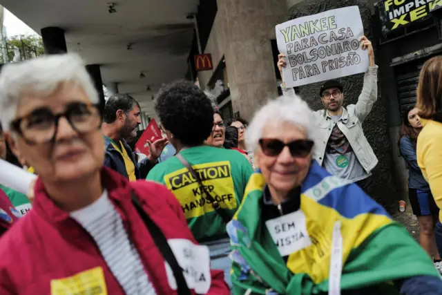 Manifestantes com mensagens contra Bolsonaro e anistia