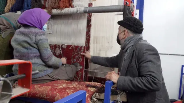 Nisar Ahmad Hassieni ameajiri wanawake wapatao 600 katika karakana tatu