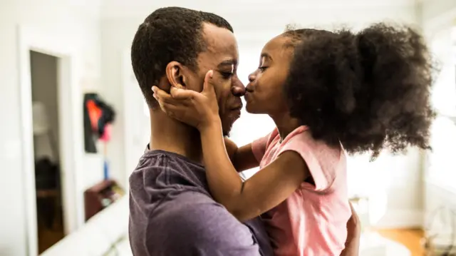Un padre con su hija.