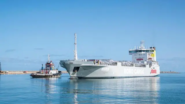 ग़ज़ा के लिए मदद लेकर जाता एक जहाज 