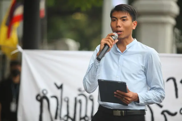 นายธนวรรธน์ สุวรรณปาล ตัวแทนเครือข่ายครูขอสอน กลุ่มครูที่เคลื่อนไหวเพื่อสิทธิเสรีภาพครูและนักเรียน