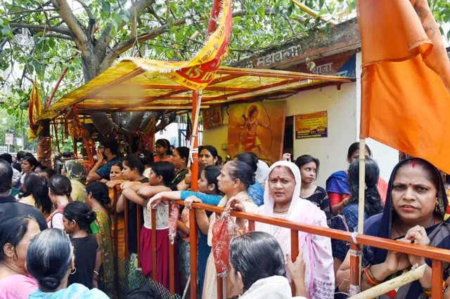 मंदिर की ग्रिल तोड़े जाने का विरोध करते लोग